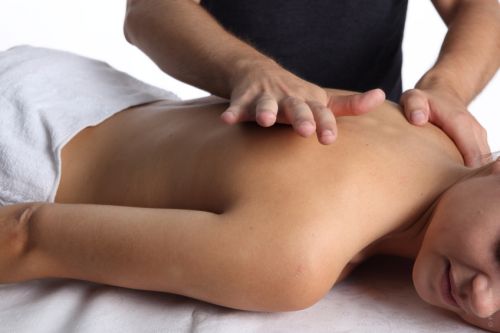 massaggio con olio di jojoba
