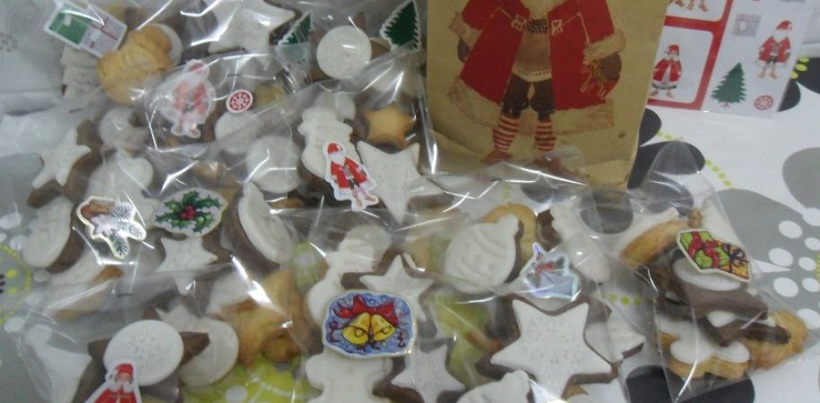 Confezionare e decorare i biscotti di Natale