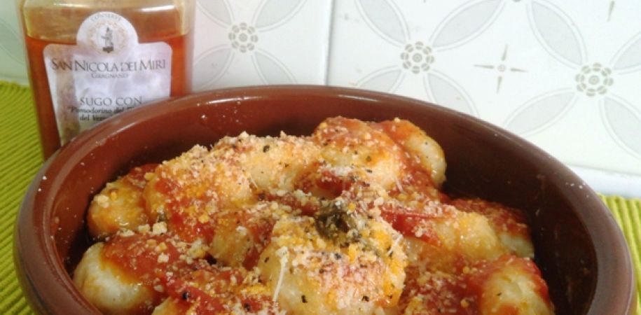 Gnocchi ripieni di mozzarella conditi con sugo ai pomodorini del piennolo del Vesuvio DOP