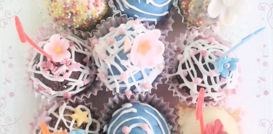 Cake ball decorate con cioccolato e ghiaccia