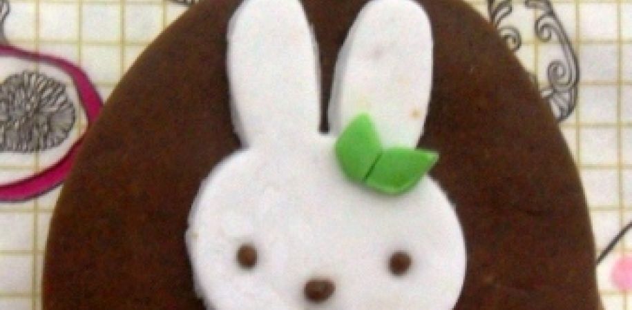 Biscotti decorati di The Sims 3 a forma di uovo di Pasqua con coniglietti e diamantini