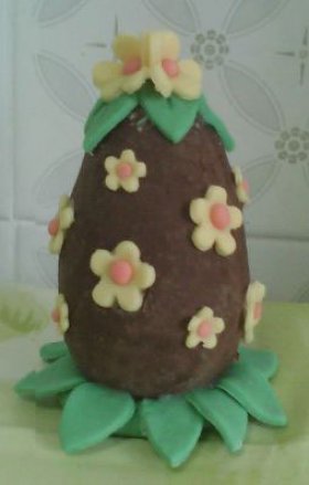Uovo di cioccolato fiorito
