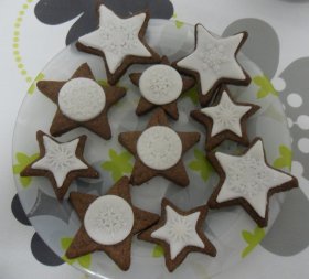 Biscotti stelle di Natale con cioccolato e cannella