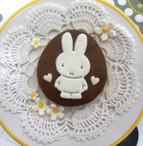 Biscotti decorati a forma di uovo con coniglietto