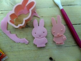 Biscotti decorati a forma di coniglietto in stile cartoon