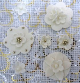 Decorazioni con fiori bianchi in pdz