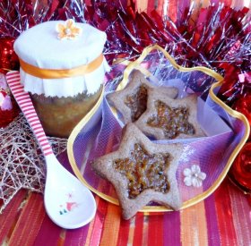 Biscotti speziati di Natale a forma di stella con marmellata di arance e noci